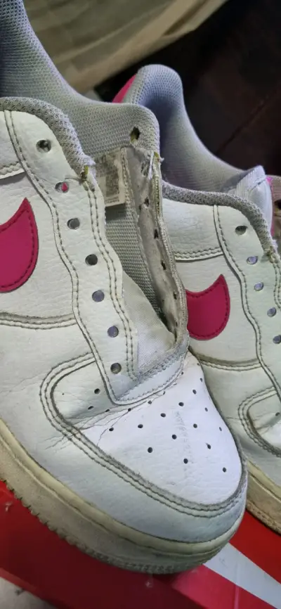 Zapatillas Nike Air Force 1 Blancas y Rosadas - miniatura 2
