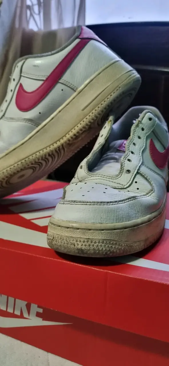 Zapatillas Nike Air Force 1 Blancas y Rosadas - 4