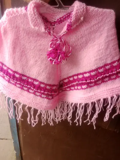 Poncho tejido a mano para niña en rosa y naranja - miniatura 1
