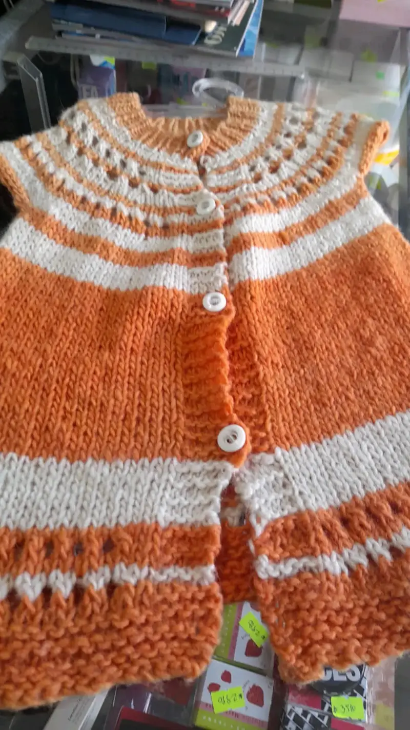 Poncho tejido a mano para niña en rosa y naranja - 2