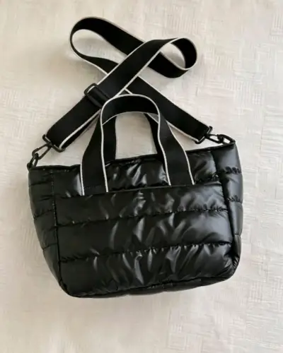 Bolso acolchado negro con correa ajustable - miniatura 1