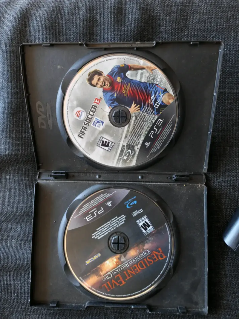 Juegos PS3 FIFA Soccer 13 y Resident Evil