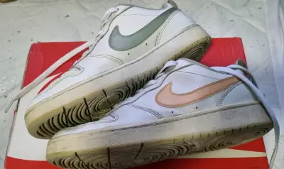 Zapatillas deportivas Nike blancas con logo - miniatura 4