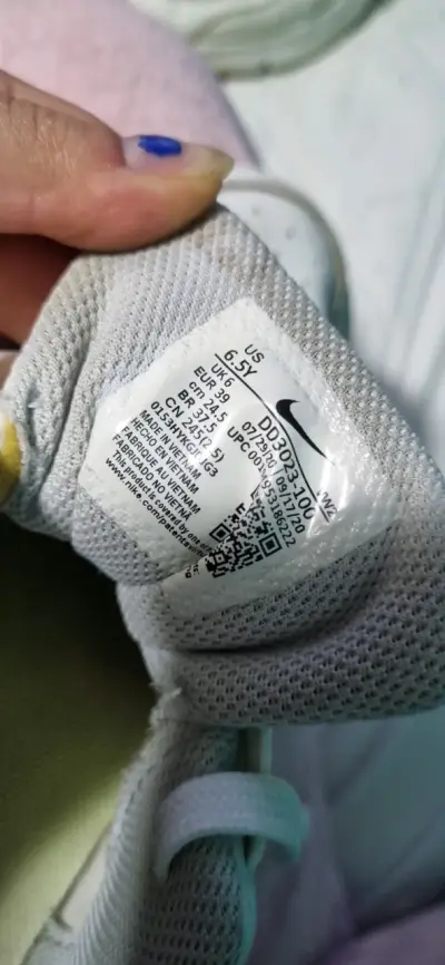 Zapatillas deportivas Nike blancas con logo - miniatura 5