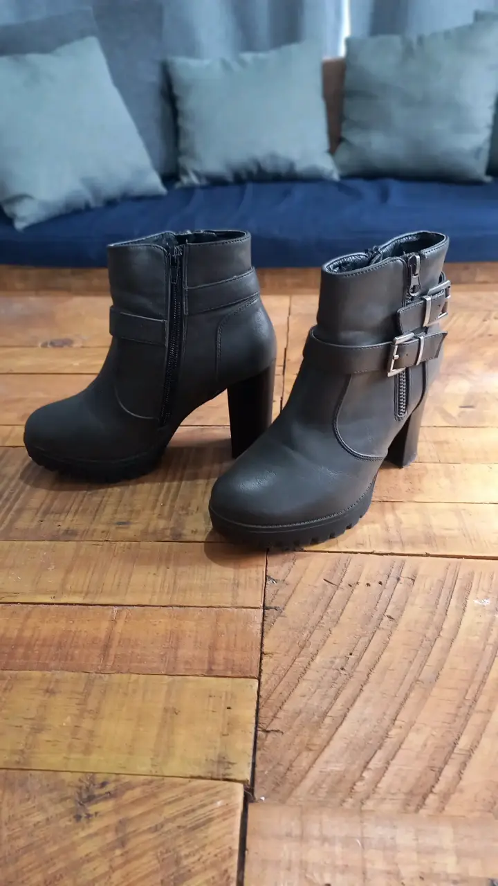 Botines de cuero negro con tacón alto
