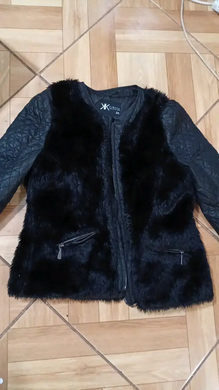 Chaqueta de piel sintética negra para mujer
