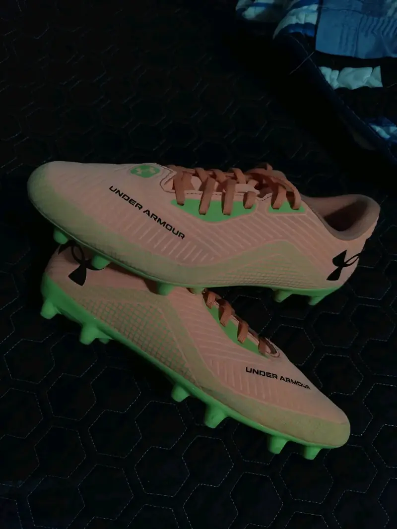 Botines de fútbol Under Armour color salmón