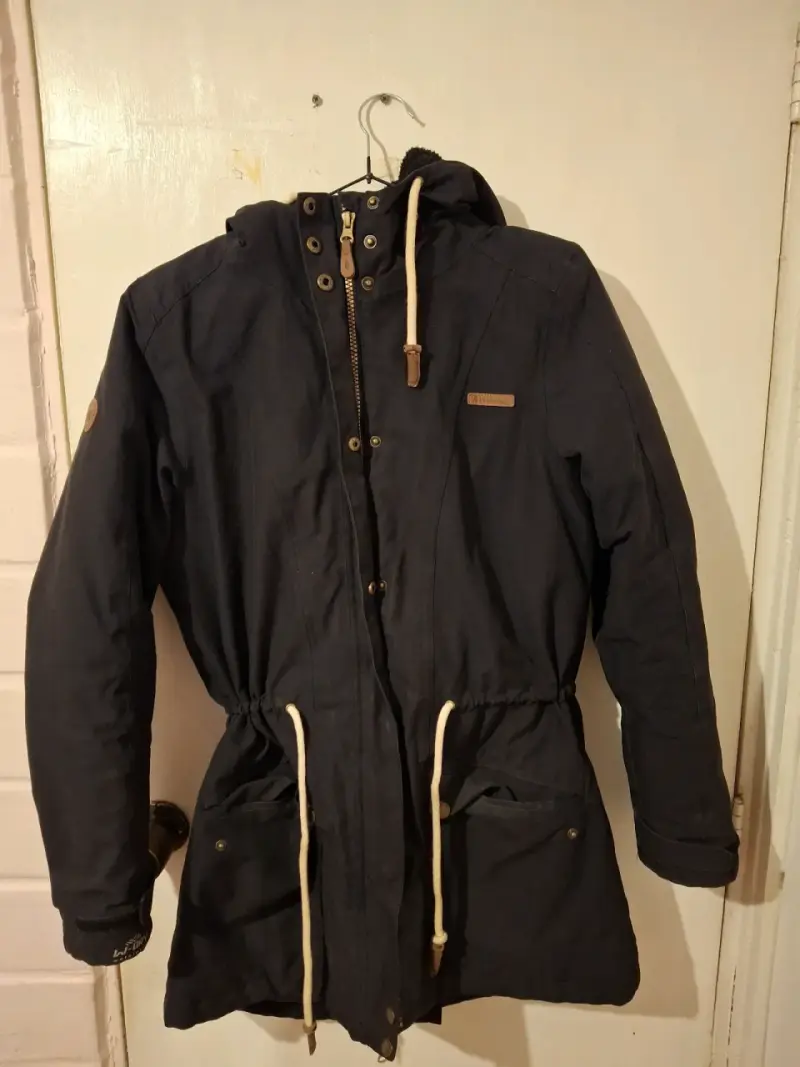 Parka negra con capucha para mujer - 1