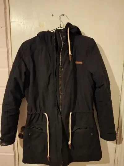 Parka negra con capucha para mujer - miniatura 2