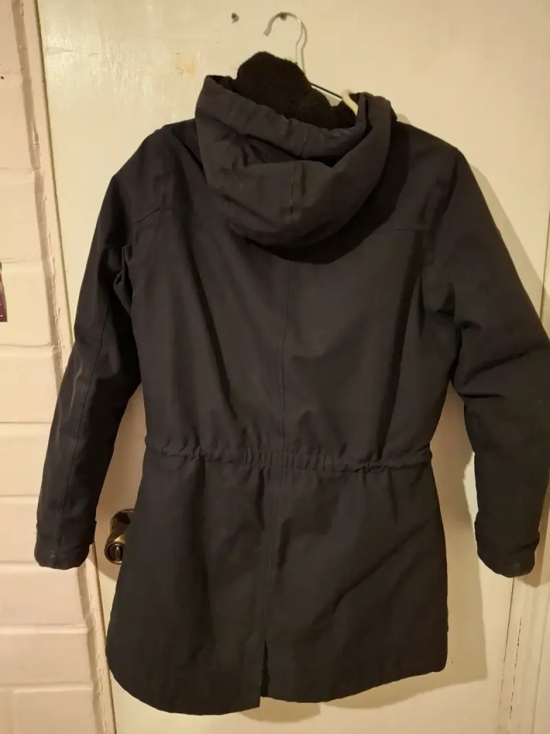Parka negra con capucha para mujer - 4