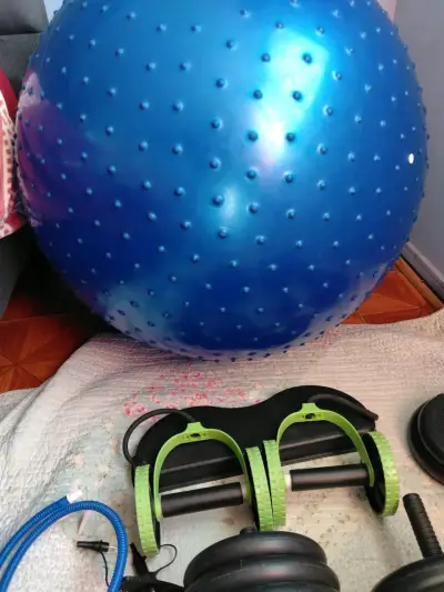 Set de entrenamiento con pesas  balón de ejercicio - miniatura 5