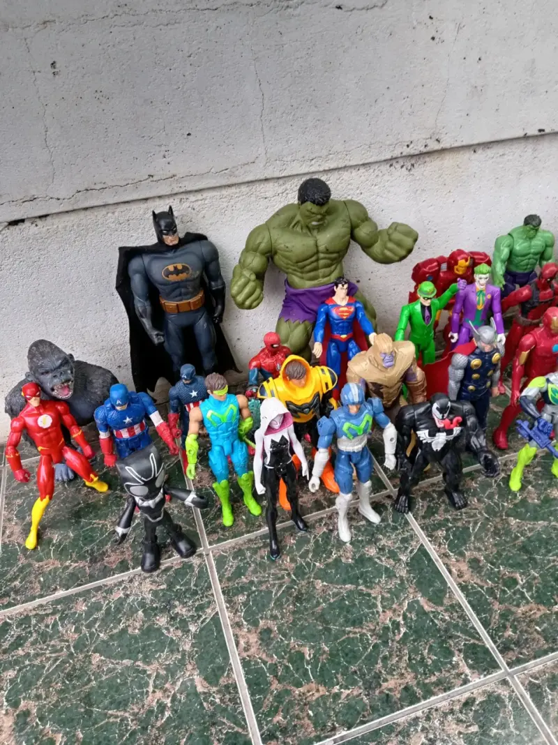 Colección de figuras de acción de superhéroes - 3