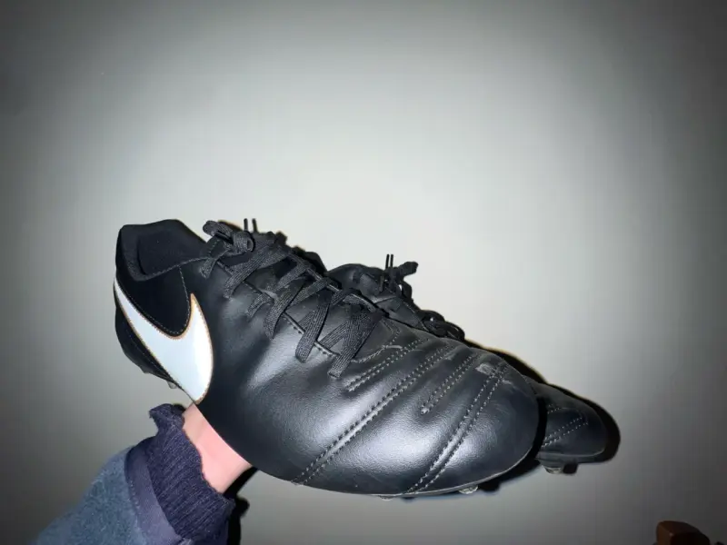Zapatos de fútbol Nike negros con logo blanco - 1