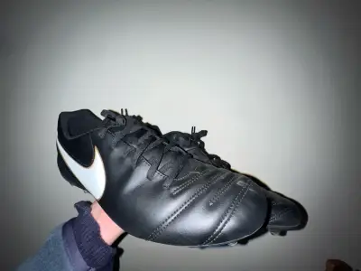 Zapatos de fútbol Nike negros con logo blanco - miniatura 1