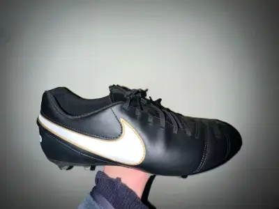 Zapatos de fútbol Nike negros con logo blanco - miniatura 2