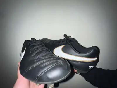 Zapatos de fútbol Nike negros con logo blanco - miniatura 3