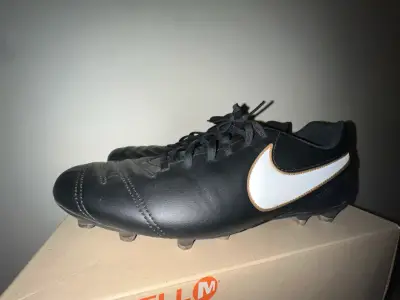 Zapatos de fútbol Nike negros con logo blanco - miniatura 4