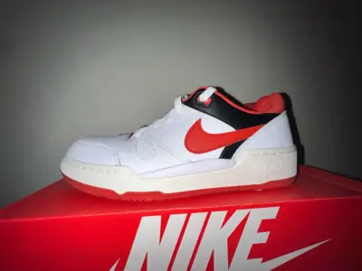 Zapatillas Nike blancas y rojas para hombre - miniatura 1