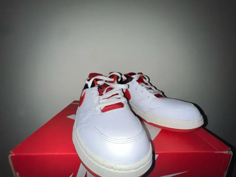 Zapatillas Nike blancas y rojas para hombre - 2