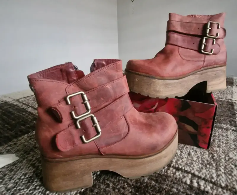 Botines de cuero marrón con hebillas - 1