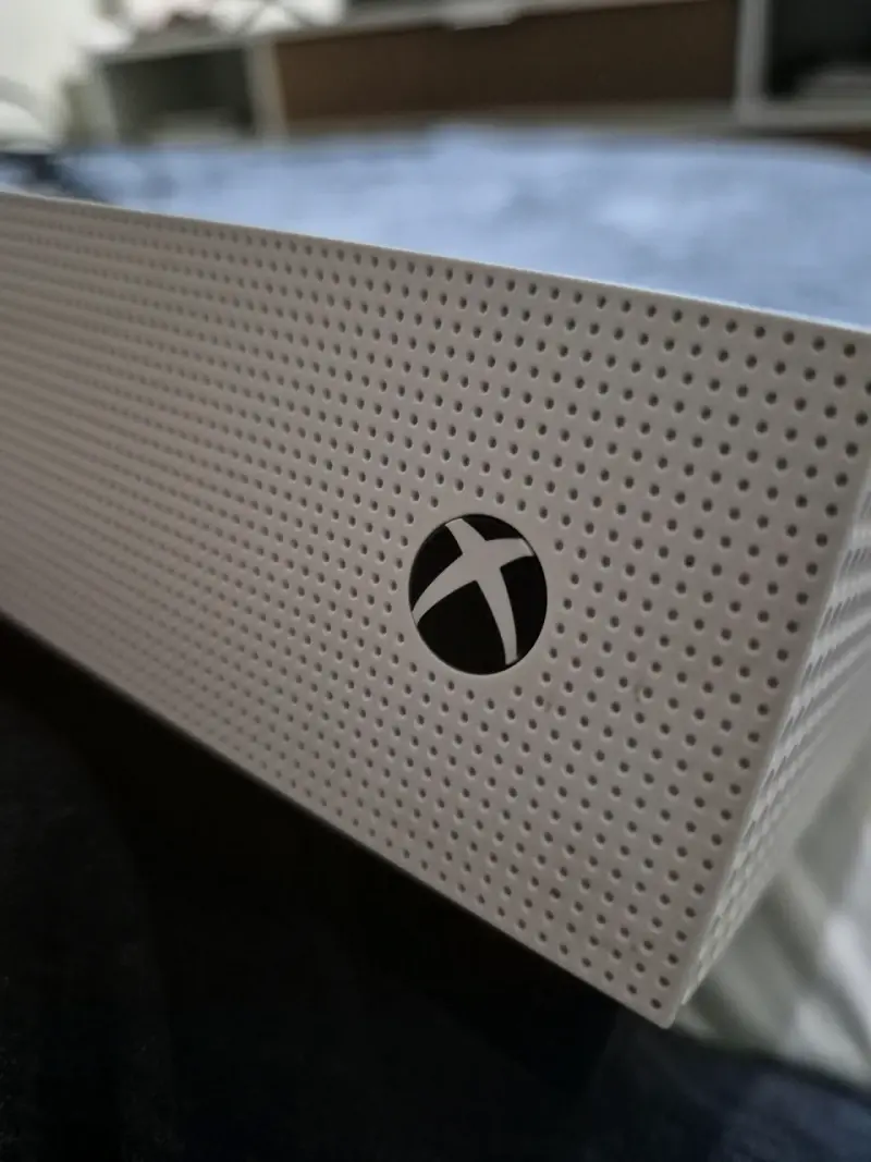 Xbox One S 1TB + Control + 4 Juegos - 1