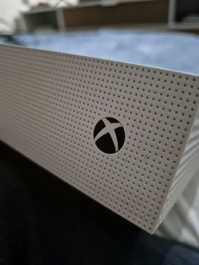 Xbox One S 1TB + Control + 4 Juegos - miniatura 1