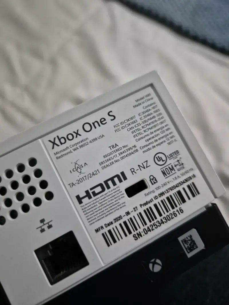 Xbox One S 1TB + Control + 4 Juegos - 4