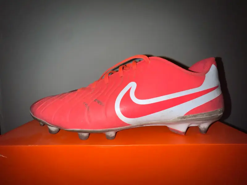 Zapatos de fútbol Nike rosadas con logo - 1