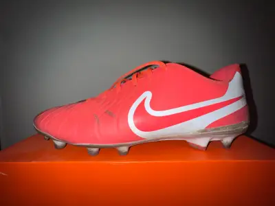 Zapatos de fútbol Nike rosadas con logo - miniatura 1