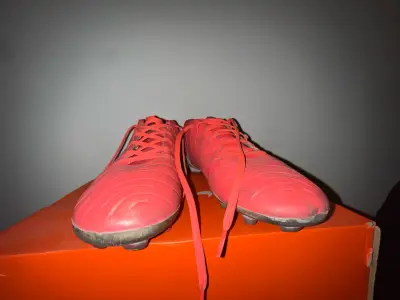 Zapatos de fútbol Nike rosadas con logo - miniatura 2