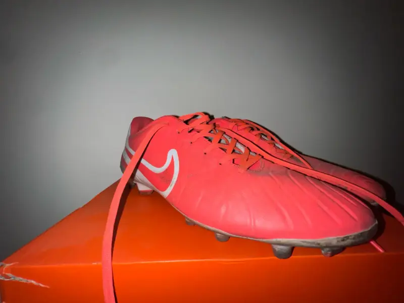 Zapatos de fútbol Nike rosadas con logo - 3