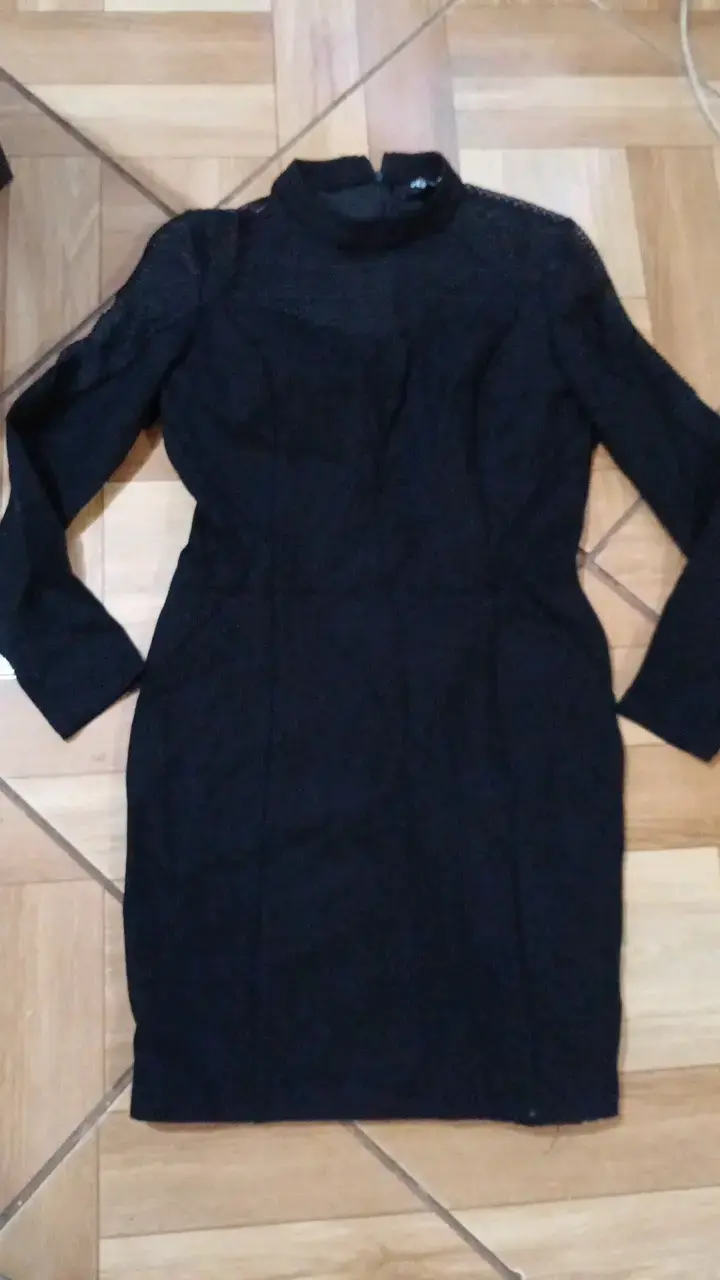 Vestido negro ajustado con mangas largas - 1