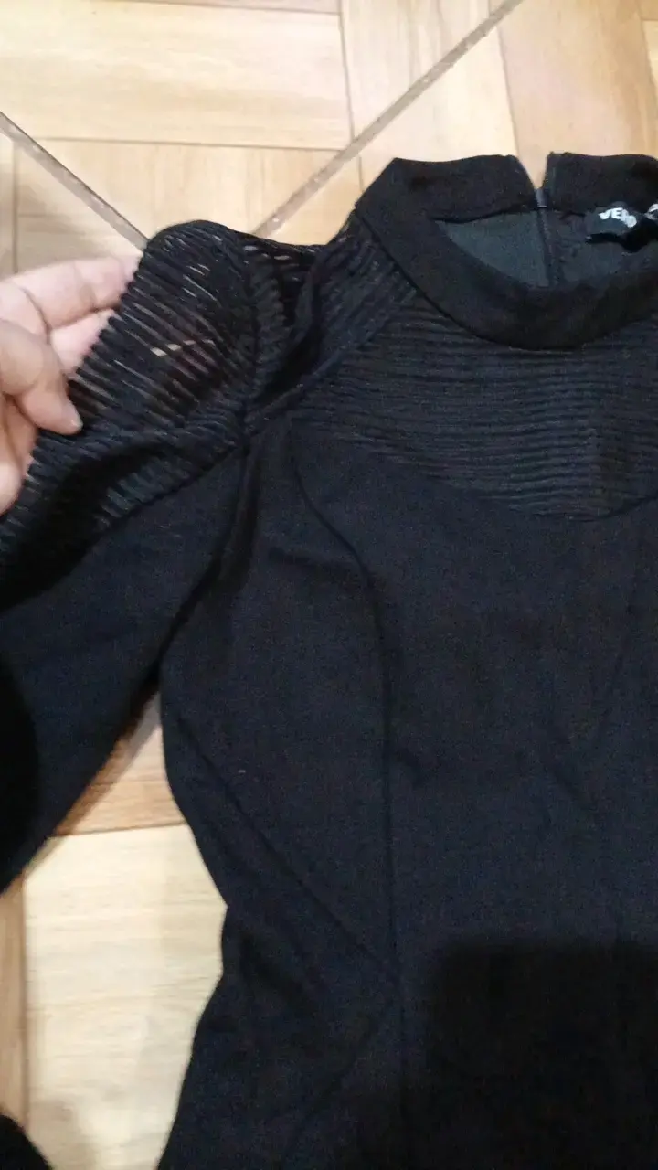 Vestido negro ajustado con mangas largas - 2