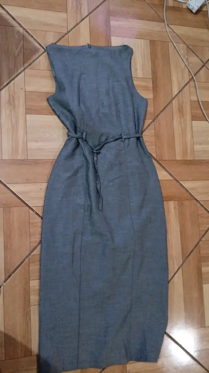 Vestido gris sin mangas con cinturón