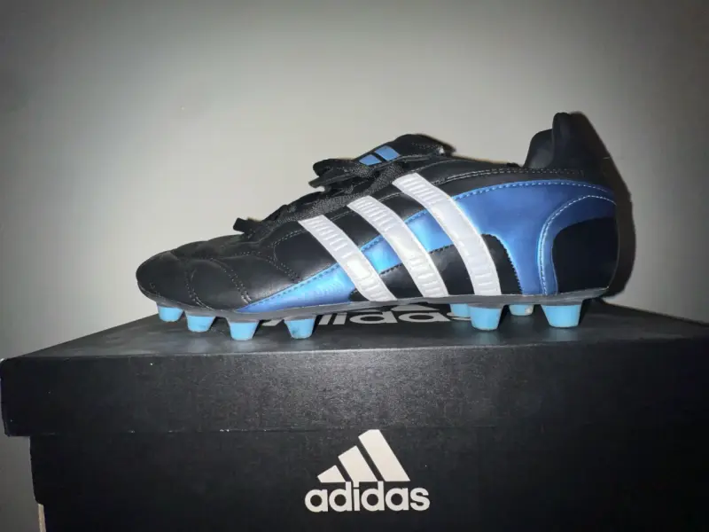 Zapatos de fútbol Adidas negros y azules - 1