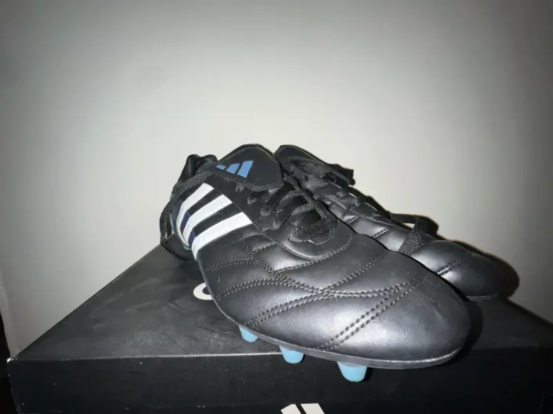 Zapatos de fútbol Adidas negros y azules - 3