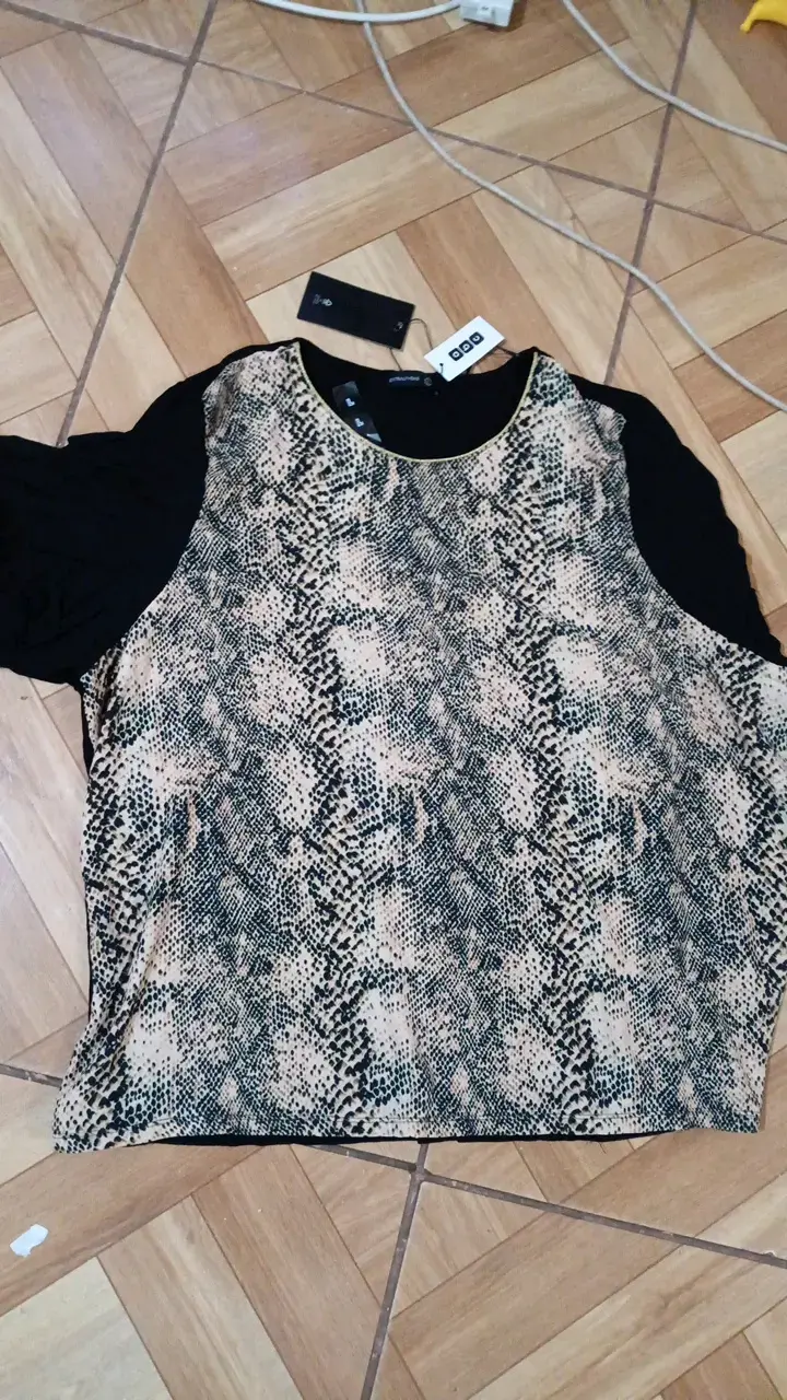 Blusa estampado animal print con mangas negras