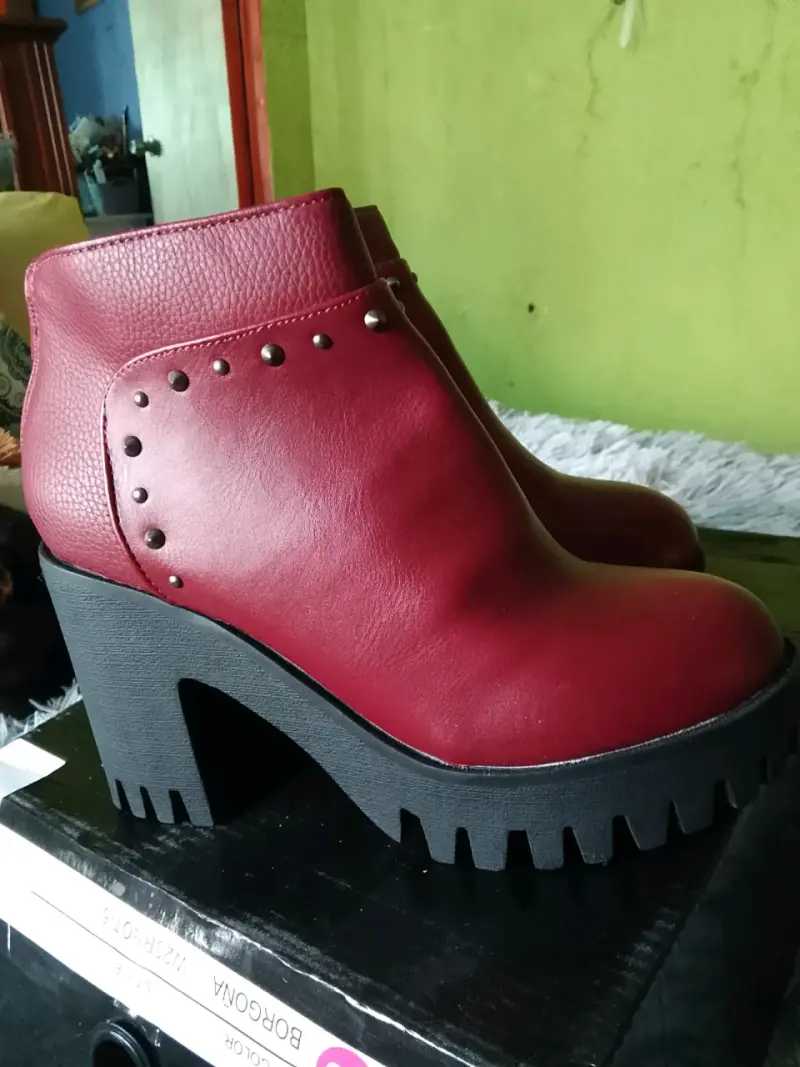 Botines de cuero burdeos con tacón grueso