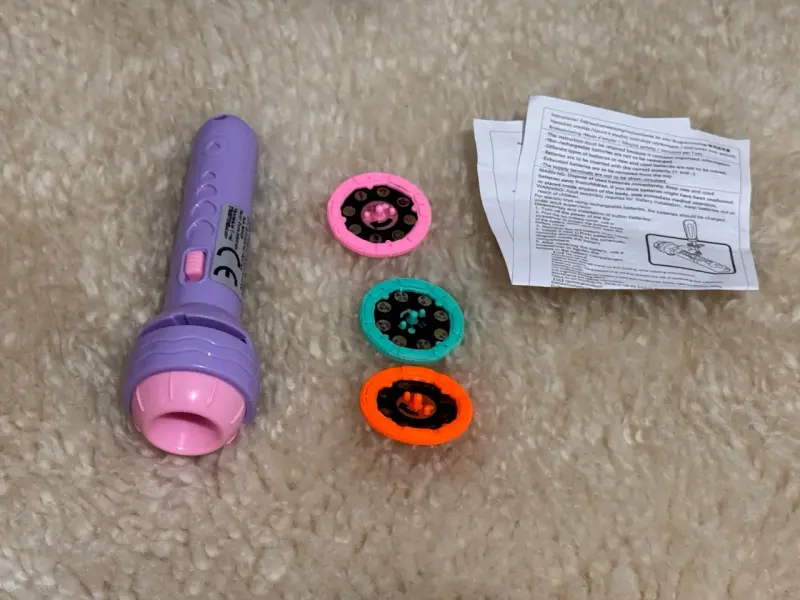 Linterna proyectora infantil con discos de imágenes - 1