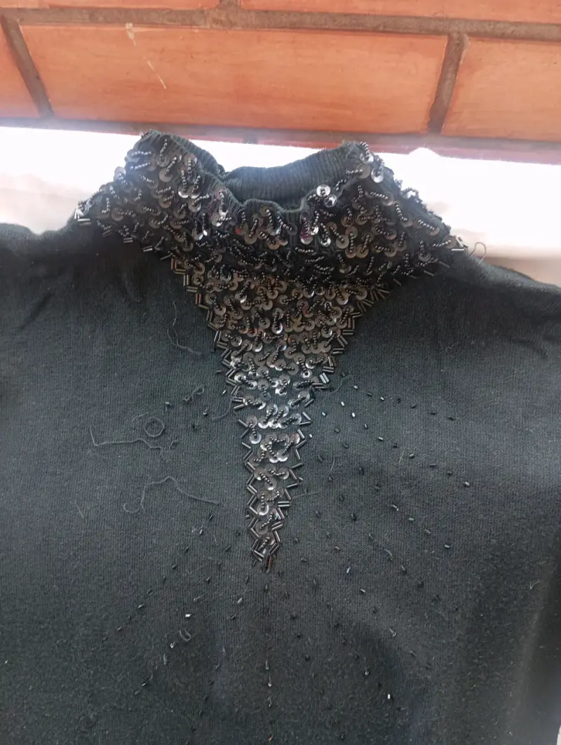 Suéter Negro con Detalles de lentejuelas - 2