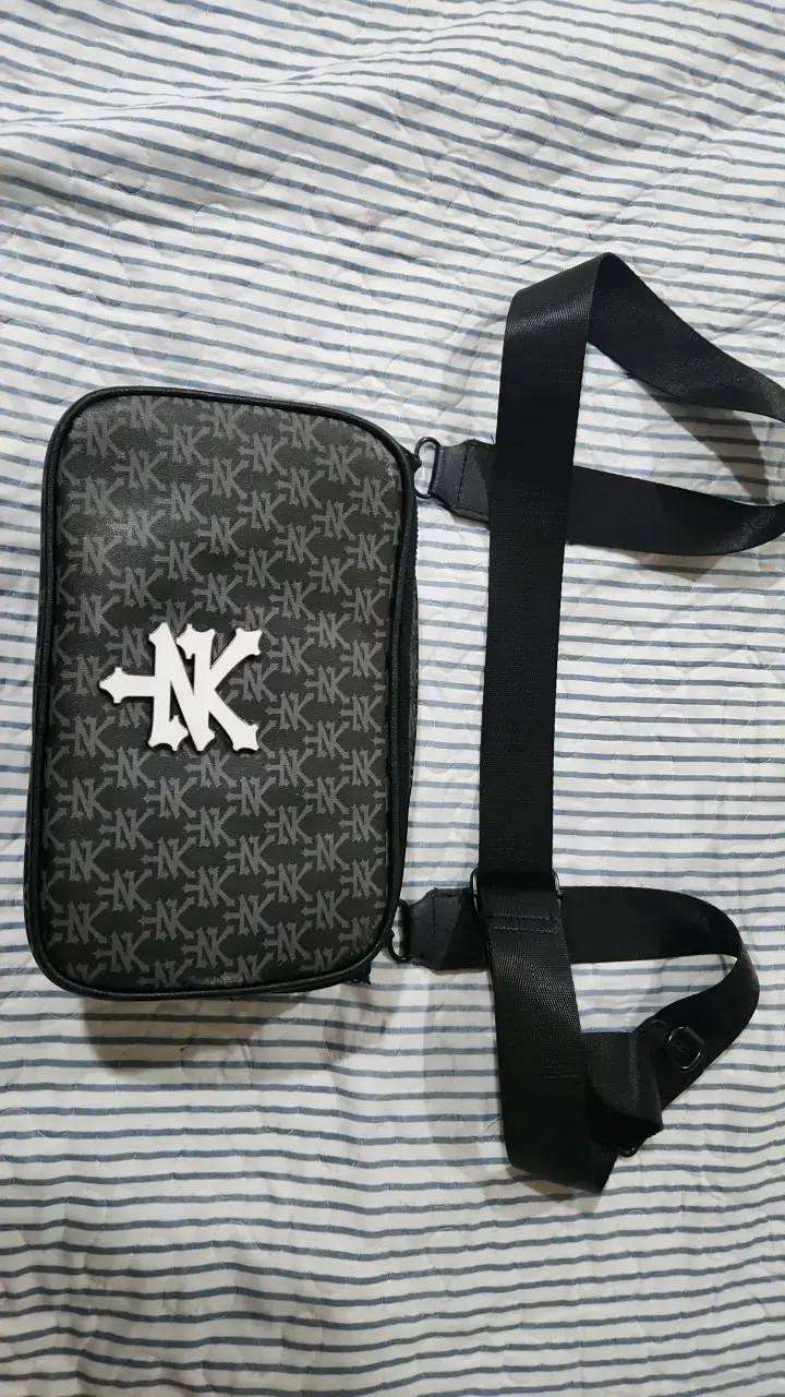 Bandolera negra con diseño NK