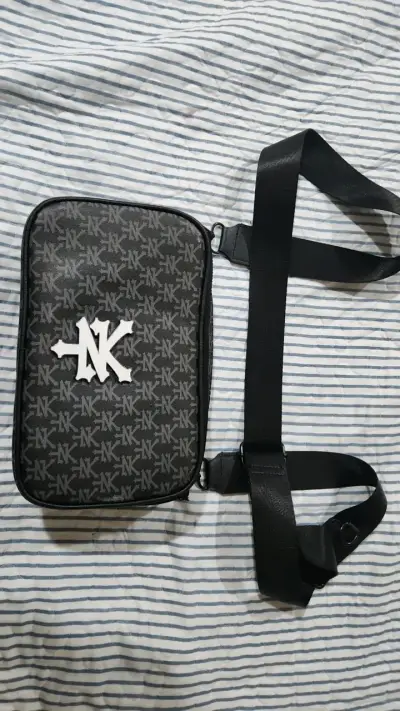 Bandolera negra con diseño NK - miniatura 1