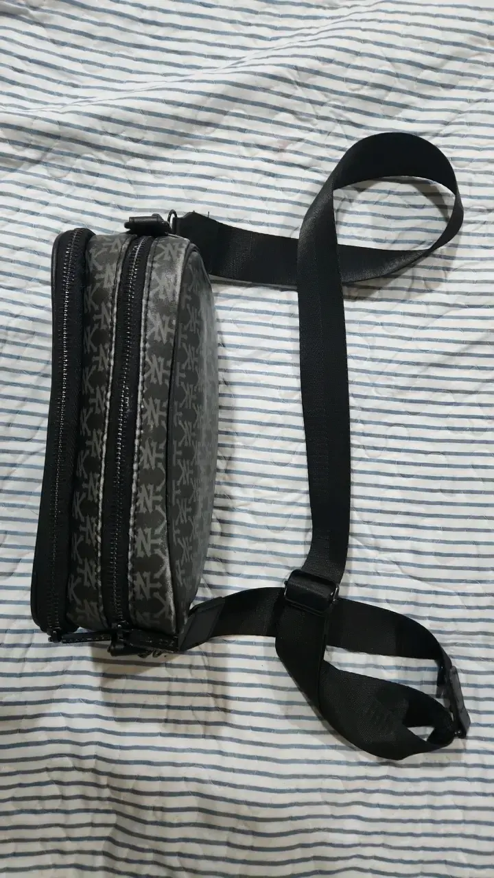 Bandolera negra con diseño NK - 2