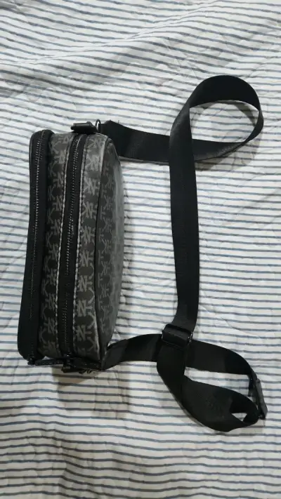 Bandolera negra con diseño NK - miniatura 2