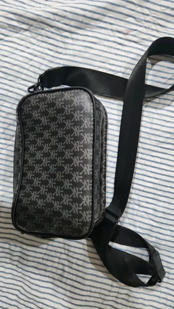 Bandolera negra con diseño NK - 3