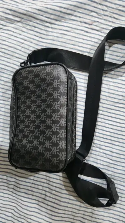 Bandolera negra con diseño NK - miniatura 3