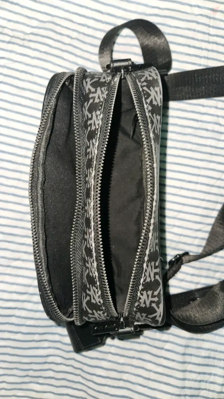 Bandolera negra con diseño NK - 4