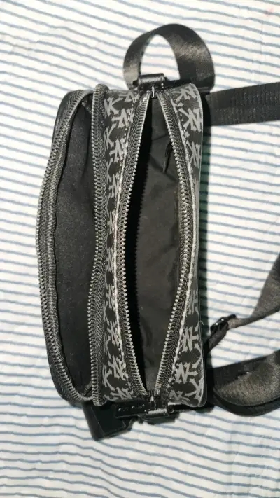 Bandolera negra con diseño NK - miniatura 4