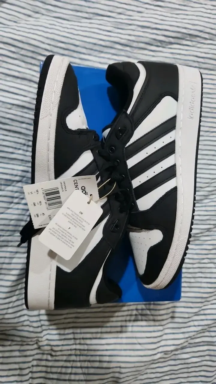 Zapatillas deportivas Adidas negras y blancas