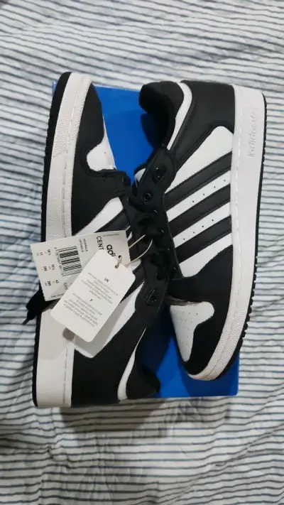 Zapatillas deportivas Adidas negras y blancas - miniatura 1